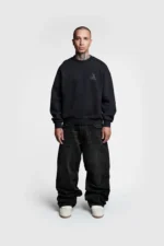 Entdecke den Pesoclo Logo Raws Sweater in Washed Black. Der moderne schwarze Pullover mit markantem Pesoclo Logo sorgt für einen lässigen und stilvollen Look.