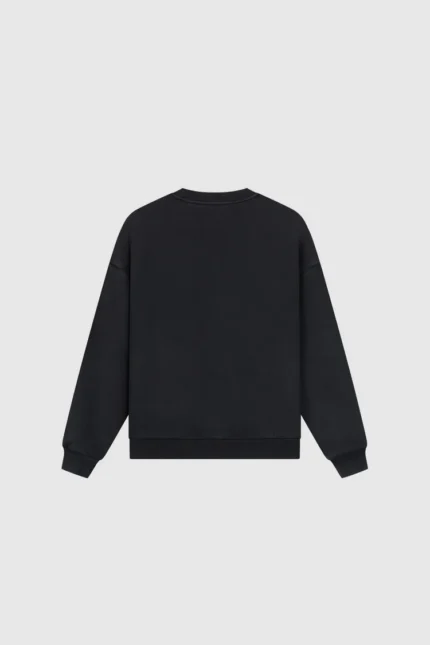 Entdecke den Pesoclo Logo Raws Sweater in Washed Black. Der moderne schwarze Pullover mit markantem Pesoclo Logo sorgt für einen lässigen und stilvollen Look.