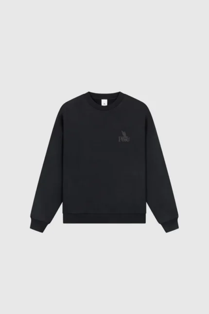 Entdecke den Pesoclo Logo Raws Sweater in Washed Black. Der moderne schwarze Pullover mit markantem Pesoclo Logo sorgt für einen lässigen und stilvollen Look.