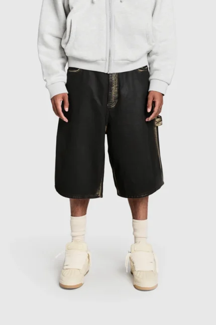 Entdecke die Pesoclo Painted Shorts in Schwarz. Die modernen Herren-Shorts bieten hohen Tragekomfort und eignen sich ideal für Alltag, Freizeit und stilvolle Streetwear-Outfits.